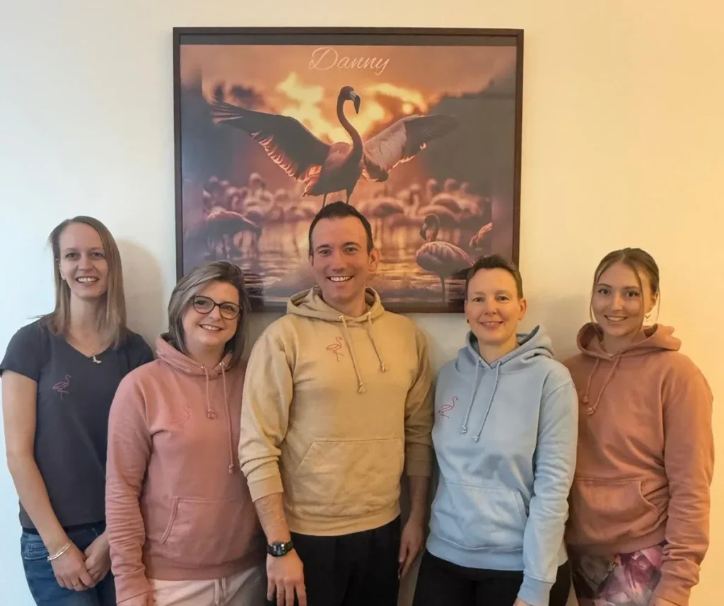 Theratopia Physiotherapie Ergotherapie Team stellt sich vor von rechts nach links Katrin, Tine, Danny, Suse, Leonie